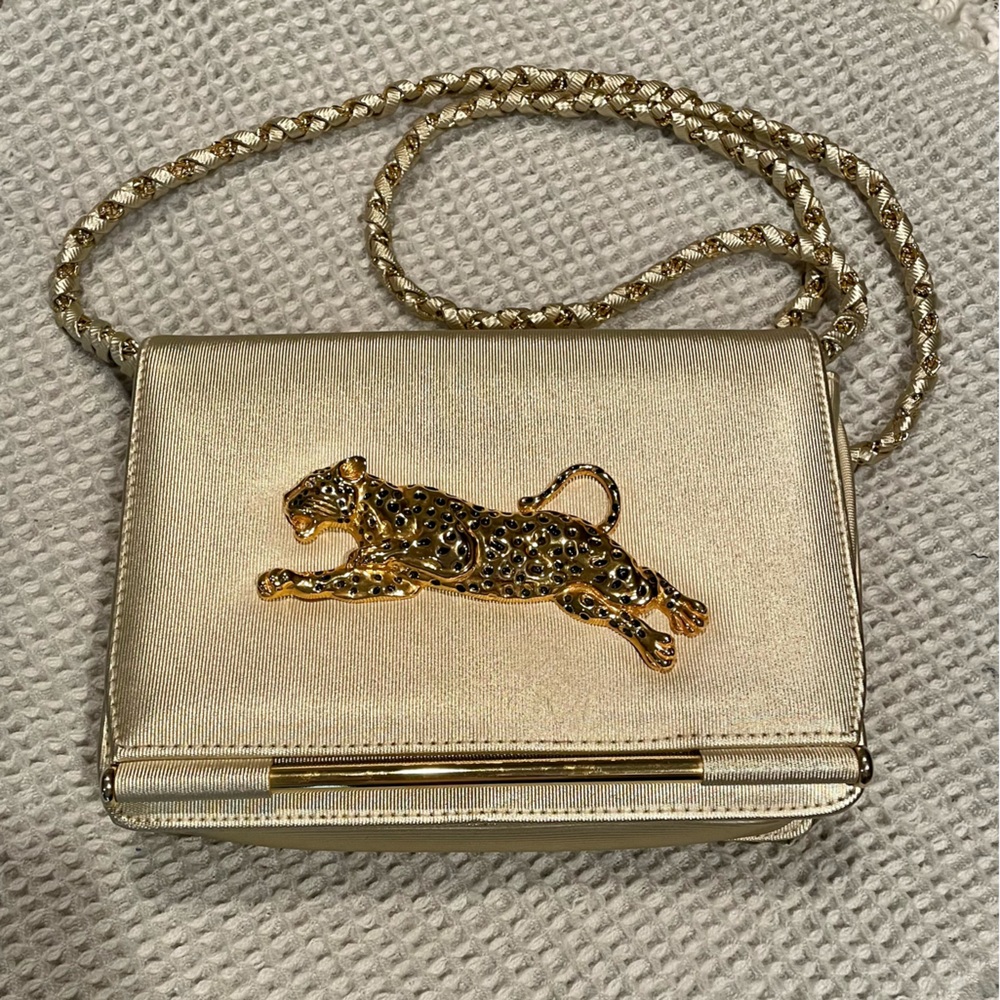 Vintage gold purse with 3D leopard. 7x9 three inside pockets and one zipper